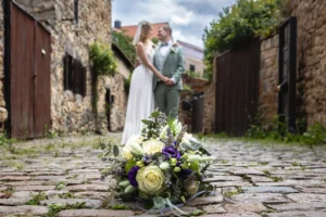 Hochzeitsfotograf-Standesamt-Freinsheim-Hochzeit-Altstadt-Brautpaarshooting-Brautstrauß