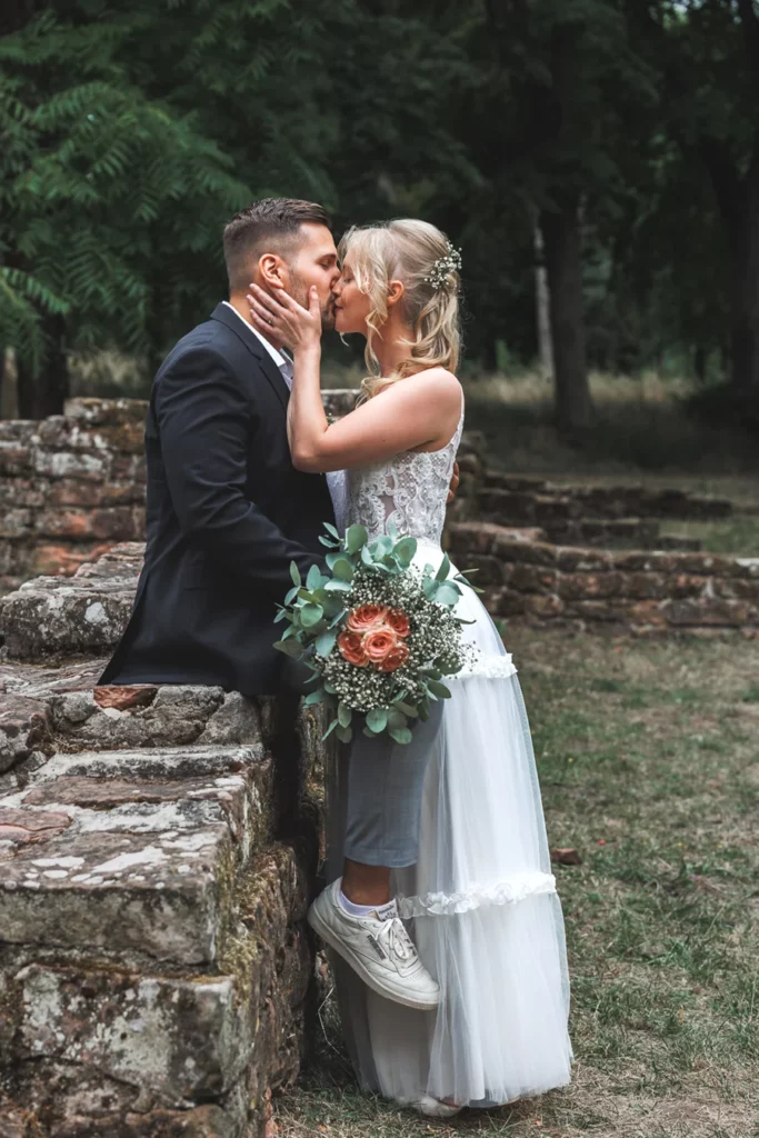 Hochzeitsfotograf Bad Dürkheim-heiraten-in-der-Krypta-Brautpaarshooting-Kuss-Klosterruine-Limburg